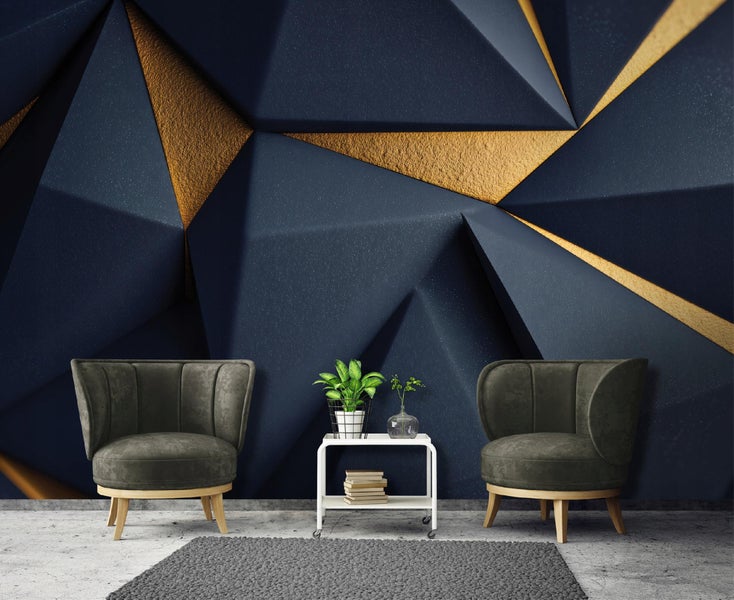 Szene mit zwei Sesseln, einem Beistelltisch mit Pflanzen und Büchern vor einer Wand mit geometrischem Muster