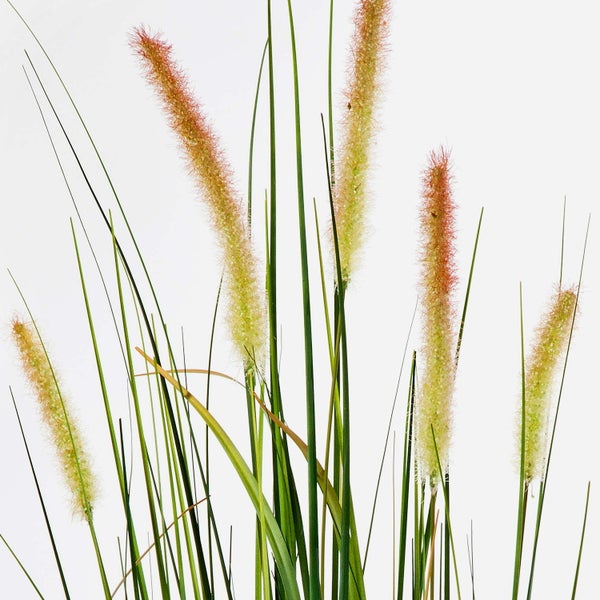 Künstliche Monstera Pflanze in einem goldenen Topf mit durchbrochenen Blättern.