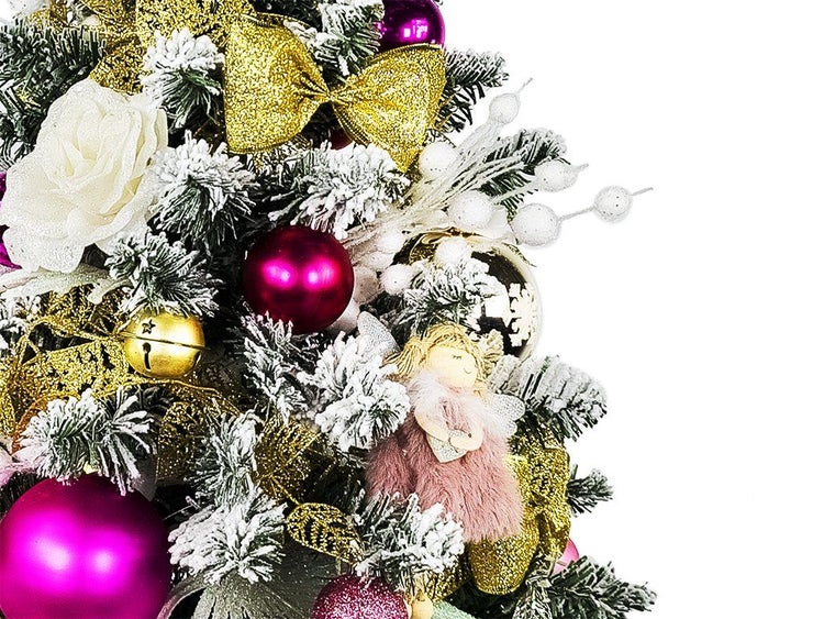 Künstlicher Weihnachtsbaum mit künstlichem Schnee und festlichem Christbaumschmuck wie Kugeln, Schleifen und einer Weihnachtsengelfigur.