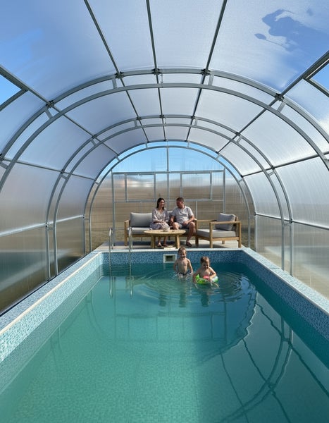 Familie entspannt am Pool im Poolhaus mit Überdachung