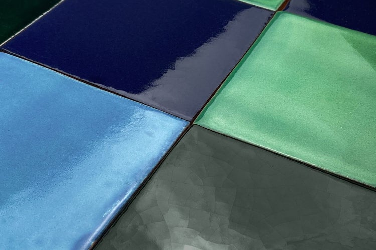 Nahaufnahme von glasierten Keramikfliesen