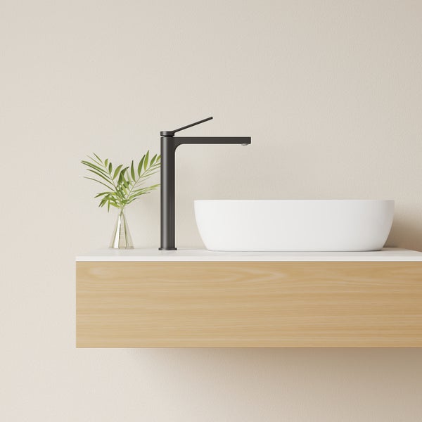 Moderne Badgestaltung mit hoher mattschwarzer Waschtischarmatur, weißem Aufsatzwaschbecken und einem Waschtischunterschrank aus Holz.