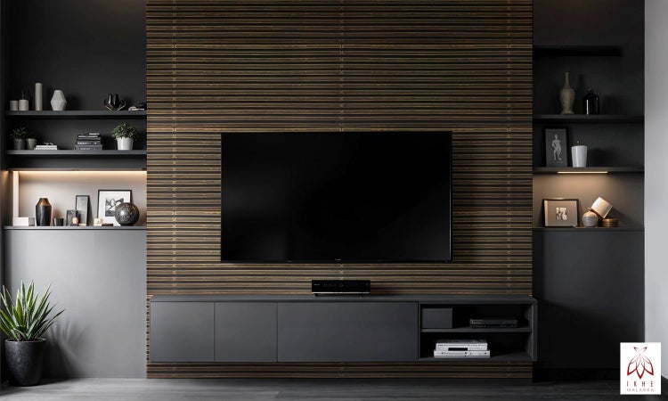 Modernes Wohnzimmer mit dunklem TV-Board und dekorativer Wandverkleidung in Holzoptik hinter dem Fernsehgerät mit integrierter Regalbeleuchtung.