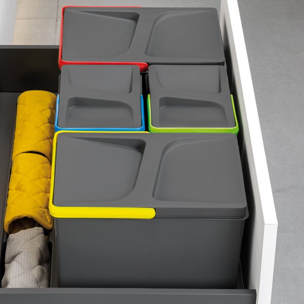 Mülltrennsystem in einer Küchenschublade mit vier grauen Kunststoffbehältern unterschiedlicher Größe und Deckeln, übersichtlich und organisiert.