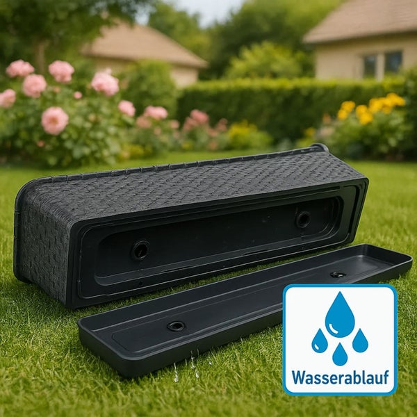 Blumenkasten mit Wasserauslauf auf Rasen
