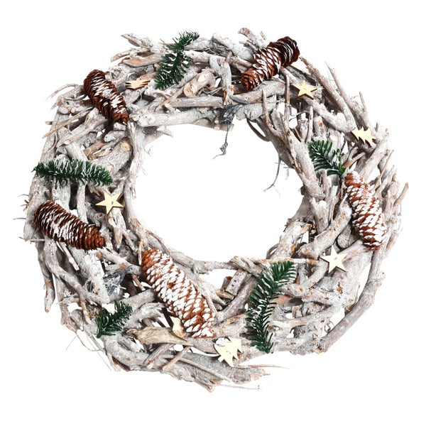 Dekorativer Adventskranz aus Ästen mit Zapfen und Sternen