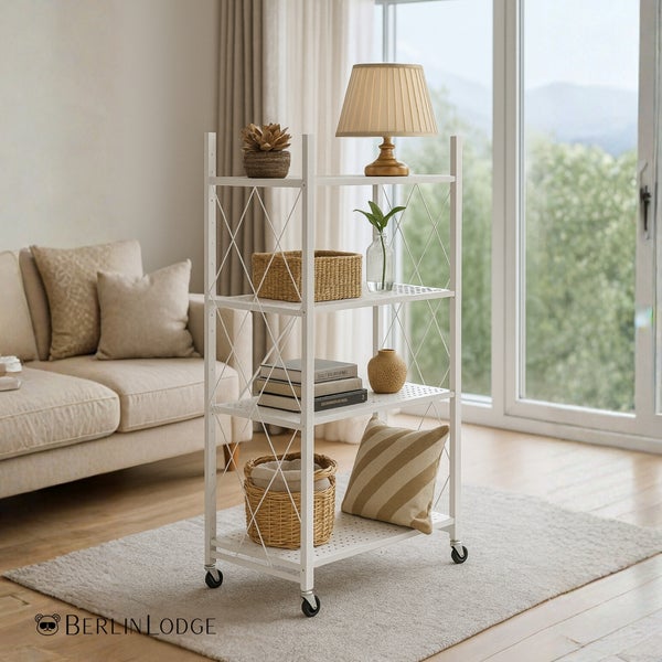 Vierstöckiges, weißes Regal mit Gegenständen in einem Wohnzimmer