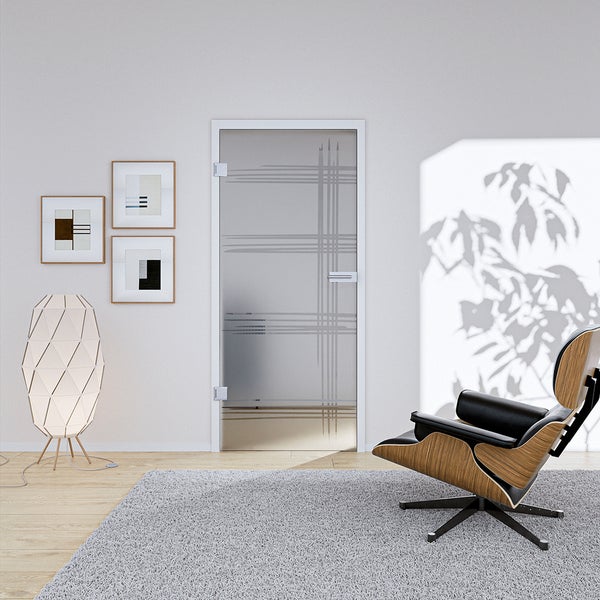 Moderne Ganzglastür mit Linienmuster in einem hellen Wohnzimmer mit Designer Sessel, Stehlampe und grauem Teppich.