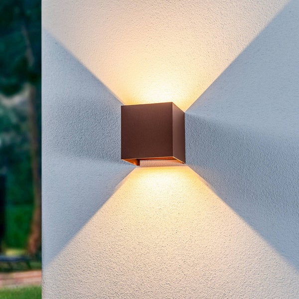 Runder Einbaustrahler, schwenkbar, schwarz, mit eingeschalteter Lichtquelle.