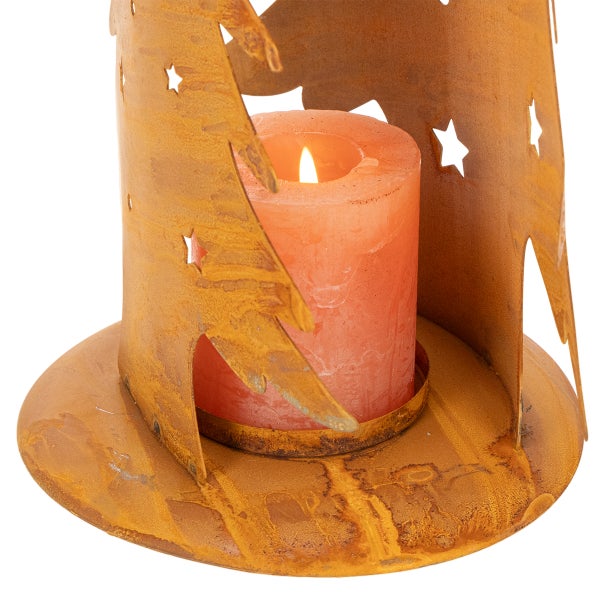Brennende Kerze in einem Metallwindlicht mit Edelrost-Patina sowie Stern- und Tannenbaum-Motiven.