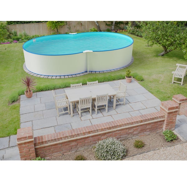 Gartenansicht mit Pool, Esstisch und Gartenmöbeln auf einer Terrasse