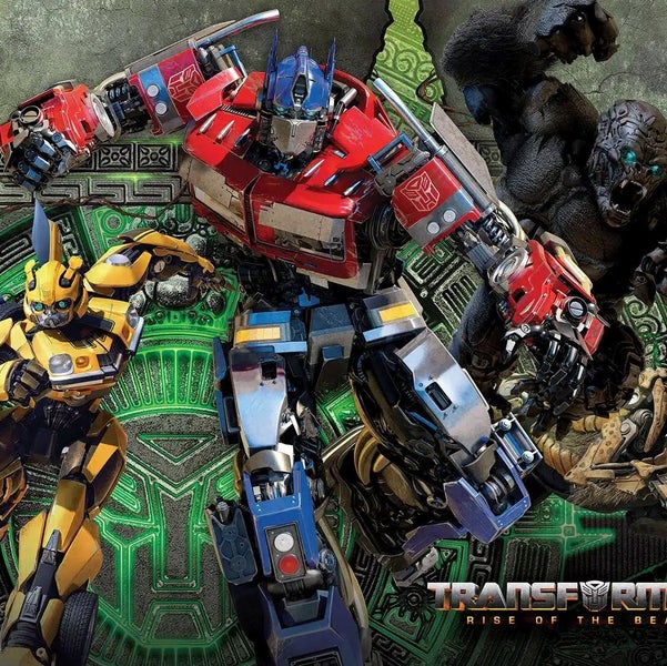Optimus Prime, Bumblebee, Optimus Primal und Transformers Rise of the Beasts Logo vor einem Hintergrund mit antiken Glyphen.