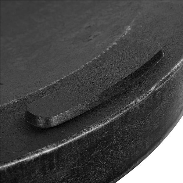 Detailansicht eines Standfußes auf der Unterseite eines gusseisernen Dutch Ovens.