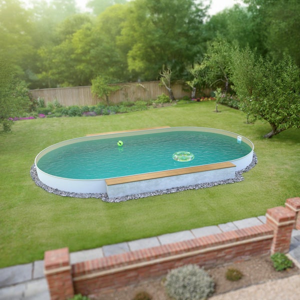 Ovaler Swimmingpool im Garten mit Rasenfläche und Bäumen