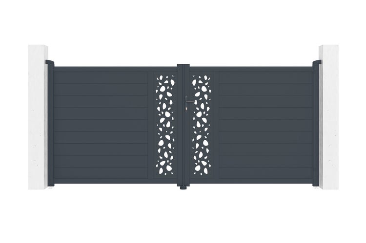 Zweiflügeliges Einfahrtstor aus Aluminium mit horizontalen Lamellen und dekorativem Lochmuster, montiert zwischen zwei Pfosten.