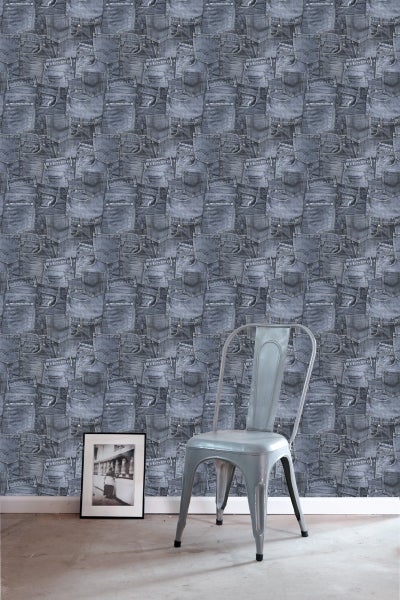 Szene mit Jeans-Motivtapete, Metallstuhl und gerahmtem Bild