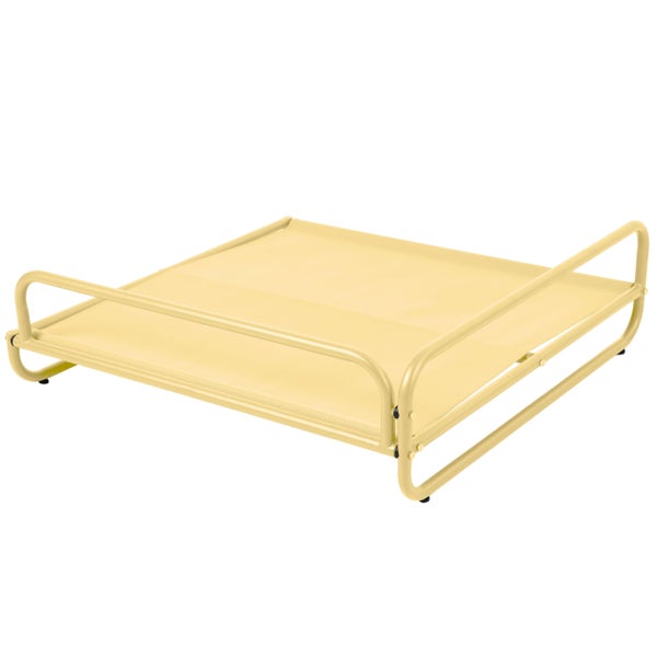 Erhöhte Hundeliege mit Metallrahmen und beiger Textilbespannung.