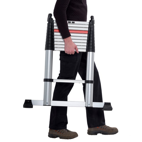Person trägt eine zusammengeklappte Teleskopleiter aus Aluminium.