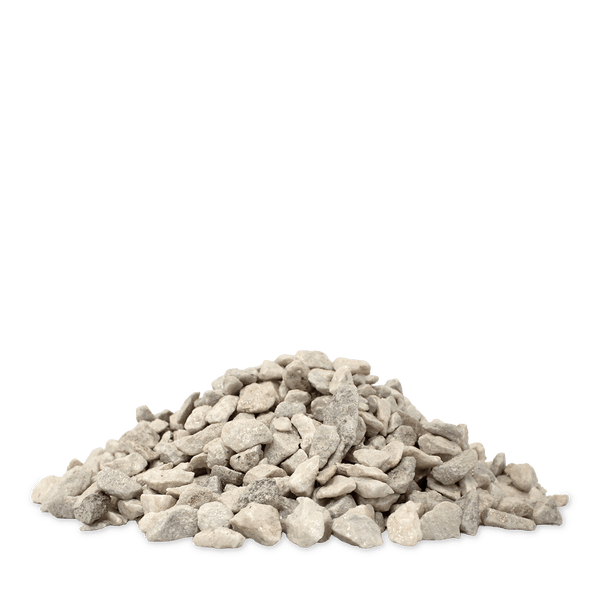Haufen aus grau-beigem Ziersplitt oder Naturstein für die Gartengestaltung