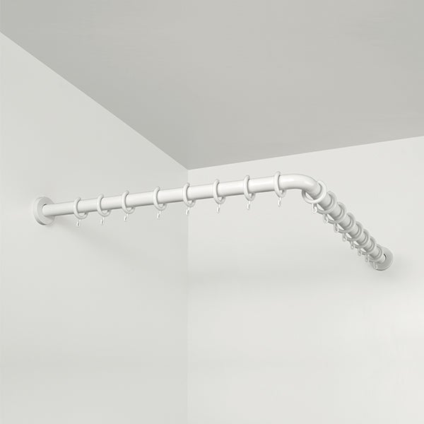 Eck-Duschvorhangstange in Weiß inklusive Vorhangringen und Wandhalterungen.