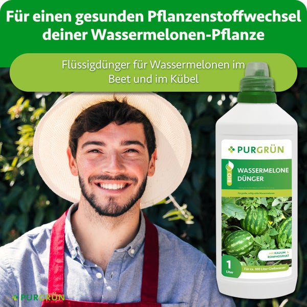 Eine Flasche Purgrün Bio Wassermelonendünger, 1 Liter Flüssigdünger für Garten und Kübel, präsentiert von einem lächelnden Gärtner.