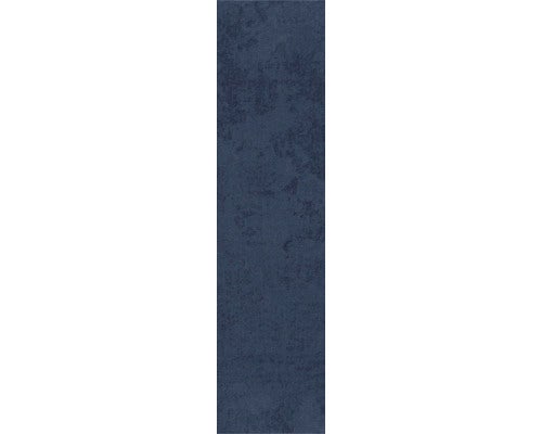 Schmale dunkelblaue Bodenfliese in Betonoptik mit strukturierter Oberfläche.