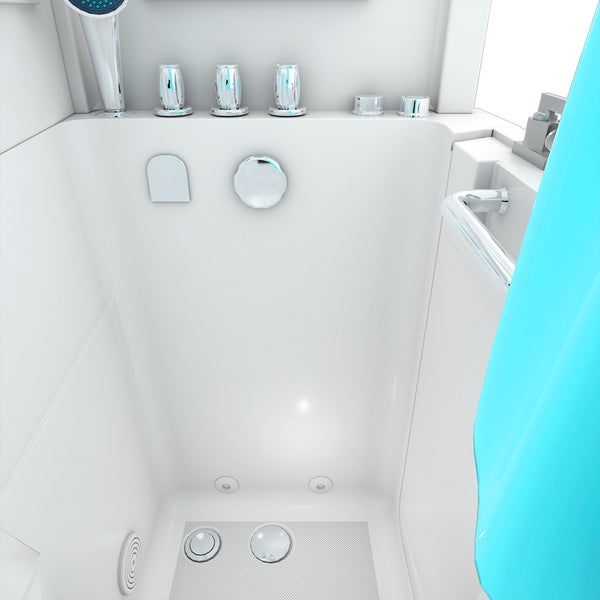 Begehbare Badewanne mit verchromten Armaturen, Haltegriff und rutschfestem Boden.