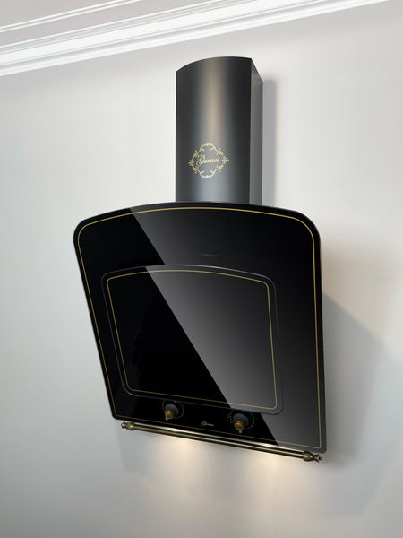 Wandhaube Gurari im Retro Design mit Dekor und Front aus Glas an einer Wand montiert