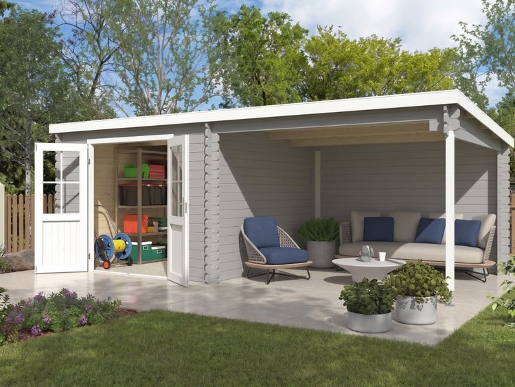 Modernes graues Gartenhaus aus Holz mit Flachdach und großem überdachtem Anbau als Loungebereich auf einer hellen Terrasse.
