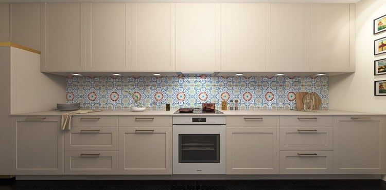 Moderne Küche mit beigen Schränken und farbenfroher Fliesenrückwand.