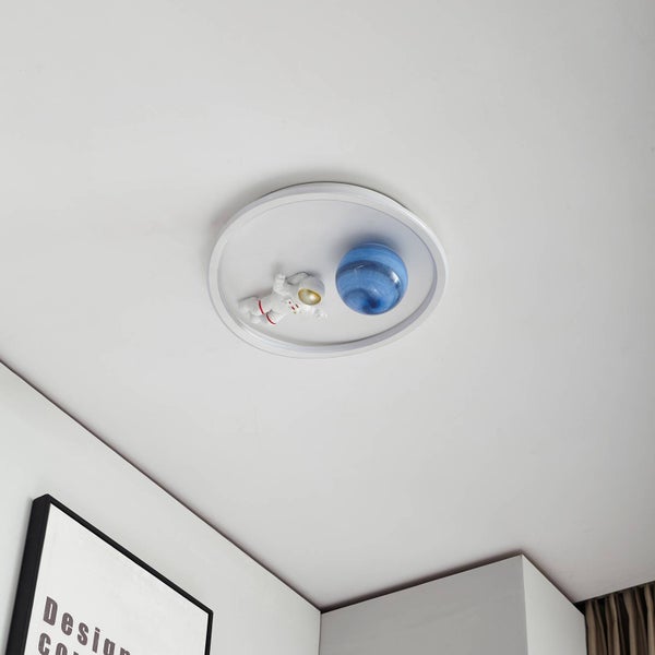 Runde weiße Deckenleuchte für das Kinderzimmer im Weltraumdesign mit einer Astronautenfigur und einem blauen Planeten.