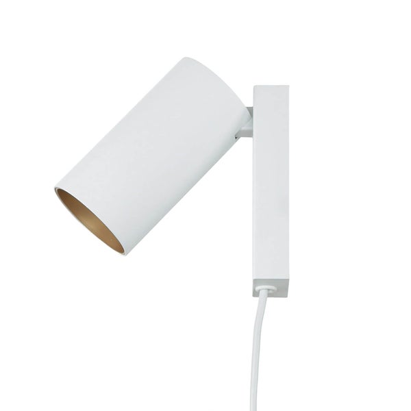 Weiße Wandleuchte mit zylindrischem Lampenschirm und Kabel