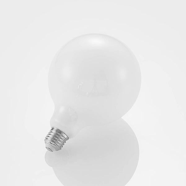 Globenlampe mit E27 Sockel und mattem opalem Glas.