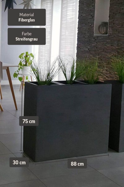 Rechteckiger Pflanzkübel aus Fiberglas in Streifengrau, Maße 88 mal 30 mal 75 Zentimeter.