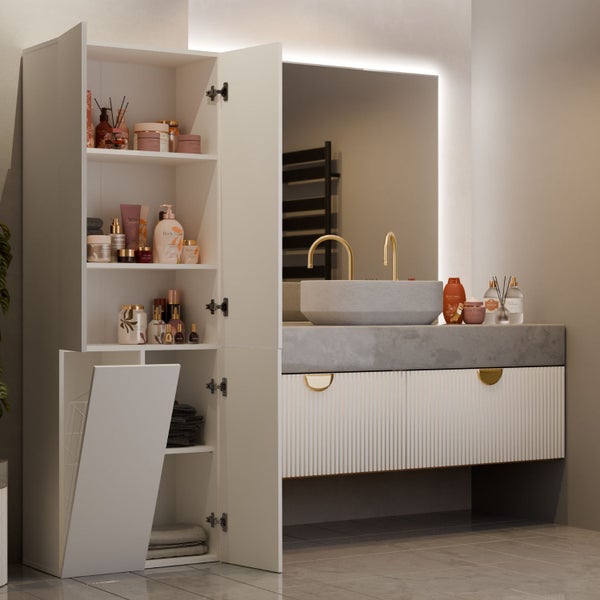 Badezimmer mit Waschbecken, Spiegel und offenem Badschrank mit Regalen und Wäschekorb zur Aufbewahrung von Badartikeln