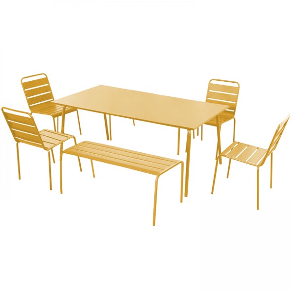 Gelbes Gartenmöbel-Set aus Metall bestehend aus einem rechteckigen Tisch, vier Stühlen und einer Sitzbank.
