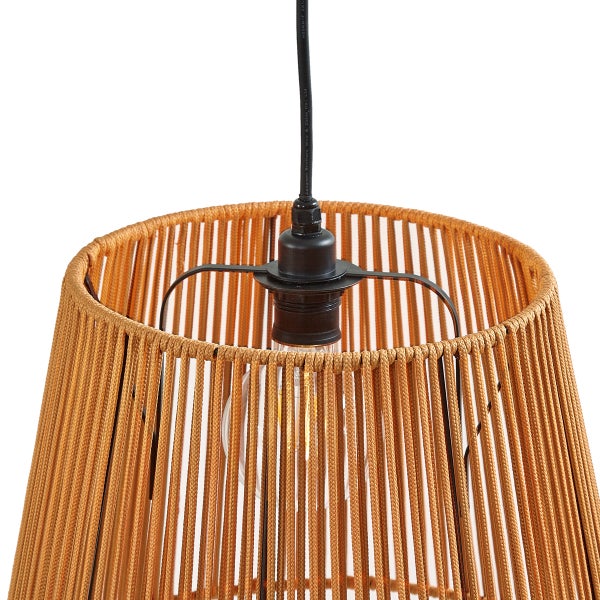 Hängeleuchte mit konischem Schirm aus vertikal gespanntem Kordelgeflecht und schwarzer Fassung.