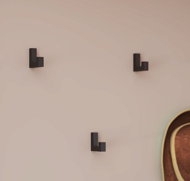 Drei Wandhaken zur Aufbewahrung von Kleidung