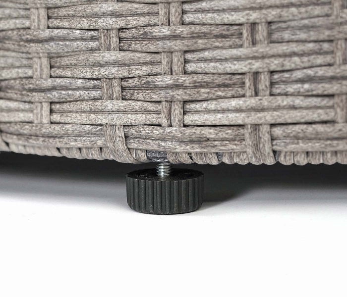 Detailansicht eines höhenverstellbaren Möbelfußes an einem Gartenmöbel aus Polyrattan-Geflecht.