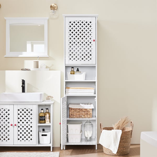 Badezimmer mit weißem Waschbeckenunterschrank, Spiegelschrank und Hochschrank mit Regalen zur Aufbewahrung