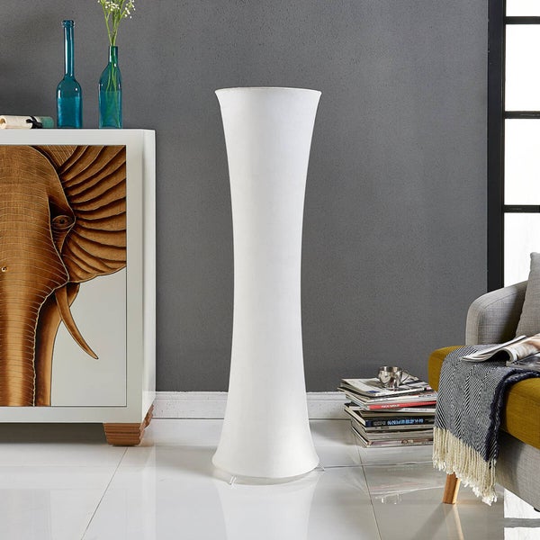 Dekorative hohe Vase aus Kunststoff im Wohnzimmer