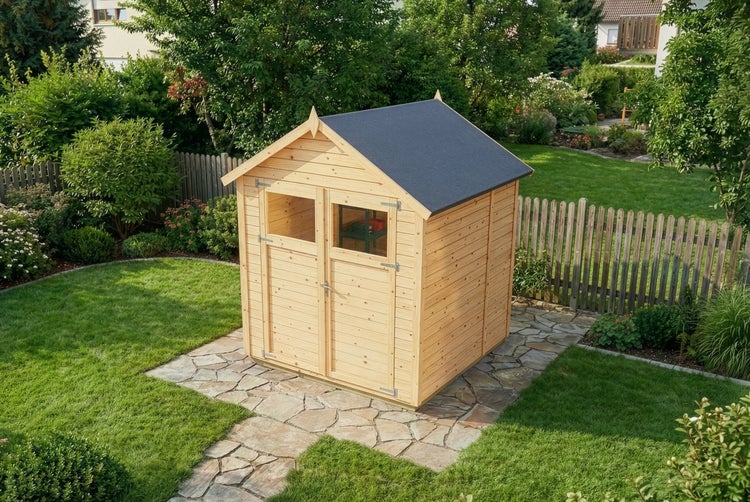 Holz-Gartenhaus mit Satteldach und zweiflügeliger Tür inklusive Fenstern auf einer Steinterrasse in einer gepflegten Gartenanlage.