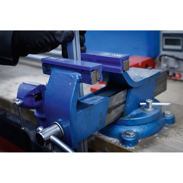 Frau mit Gaming Headset und Mikrofon spielt am Laptop