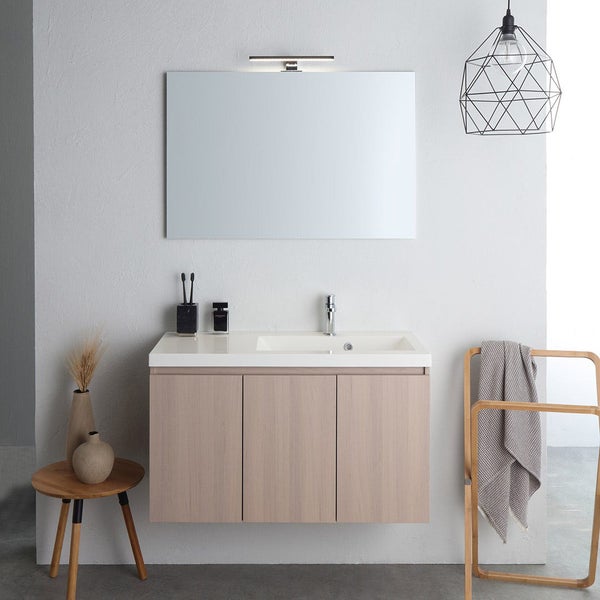 Modernes Badezimmer mit Waschtischunterschrank, Spiegel und Beleuchtung