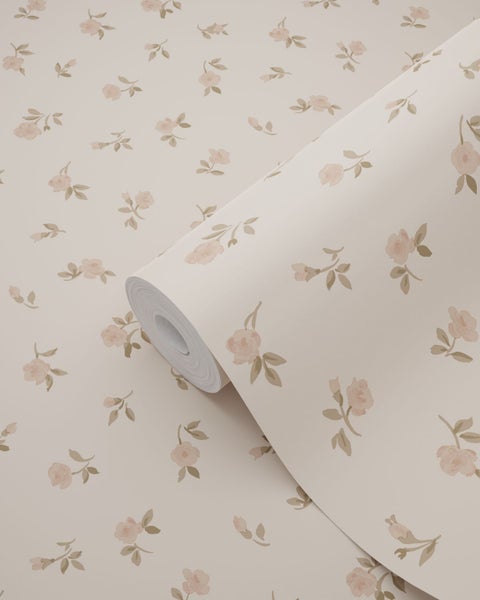 Tapetenrolle mit dezentem Blumenmuster aus Rosen und Blättern.
