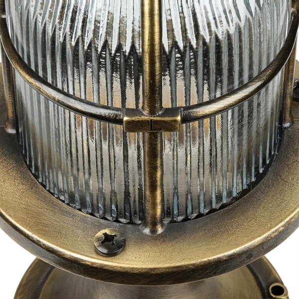 Nahaufnahme einer Außenleuchte mit gewelltem Glas und Metallgehäuse