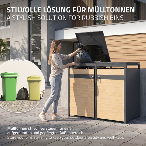 Frau entsorgt Müllbeutel in einer modernen Mülltonnenbox mit Metallrahmen und Paneelen in Holzoptik im hellen, gepflegten Außenbereich eines Hauses.