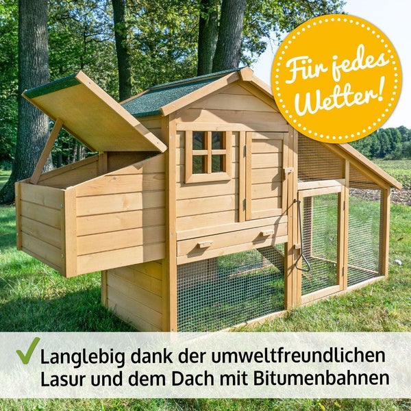 Wetterfester Hühnerstall aus Holz mit Bitumendach, Nistkasten und Freilaufgehege in einem hellen Garten auf einer Rasenfläche.