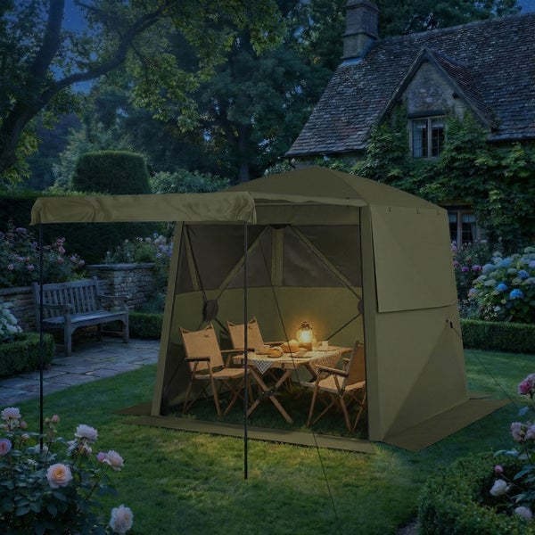 Grüner Gartenpavillon mit Moskitonetz und Sonnendach in einem nächtlichen Garten mit Tisch, Stühlen und einer Laterne.