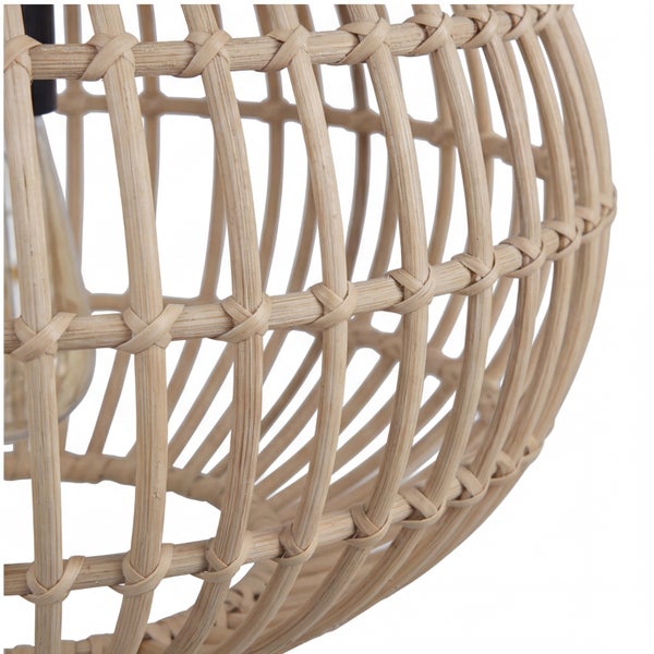 Nahaufnahme eines Lampenschirms aus Rattan-Geflecht mit sichtbarem Leuchtmittel.